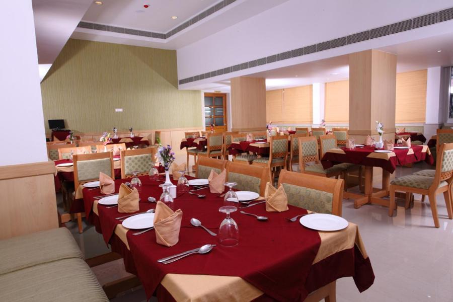 Pooram International Hotel Thrissur Exterior foto